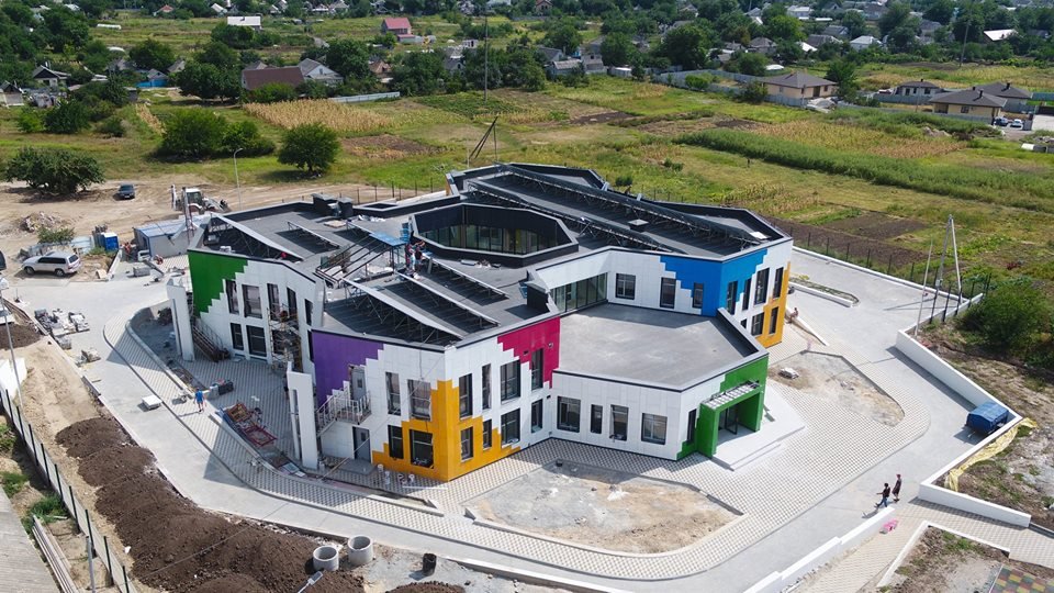 Детский сад в форме сот в Подгородном