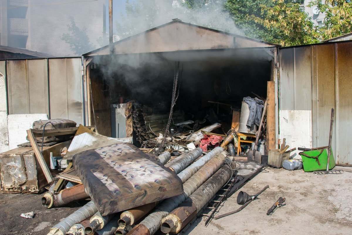 30 августа на улице Усенко загорелись гаражи