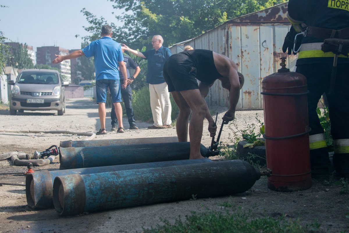 В одном гараже находился один газовый баллон и три кислородных