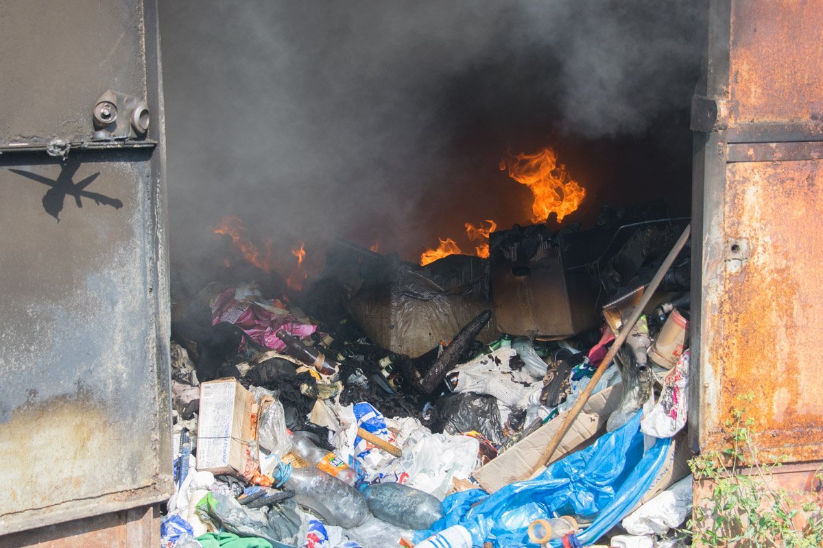 Во втором - мусор предназначенный для вторсырья