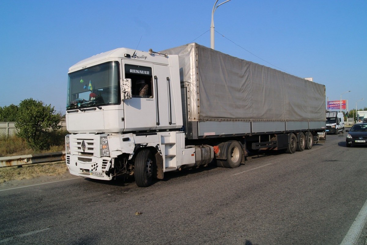 Столкнулись фура, легковой автомобиль Ford и инкассаторская машина ПриватБанка