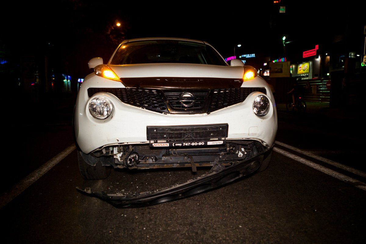 В результате ДТП у Nissan(а) отпал бампер В результате ДТП у Nissan(а) отпал бампер