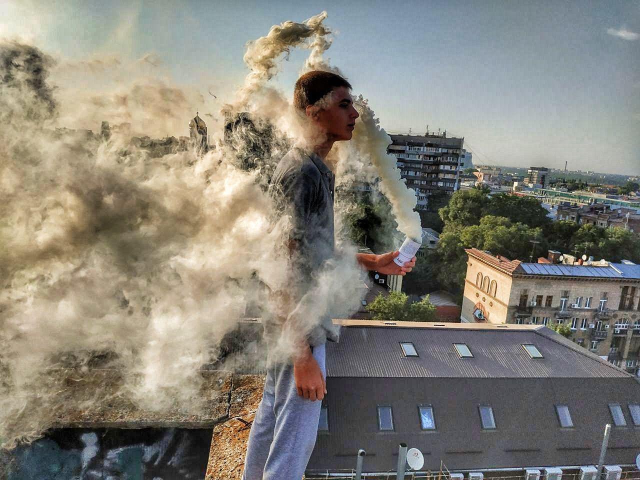 Оказавшись на крыше, парень делает завораживающие фото