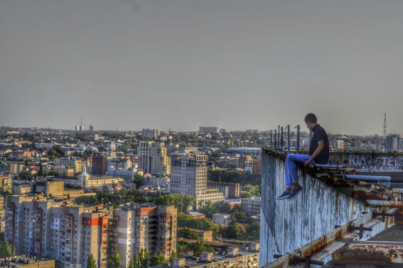 Парень наслаждается живописными пейзажами города