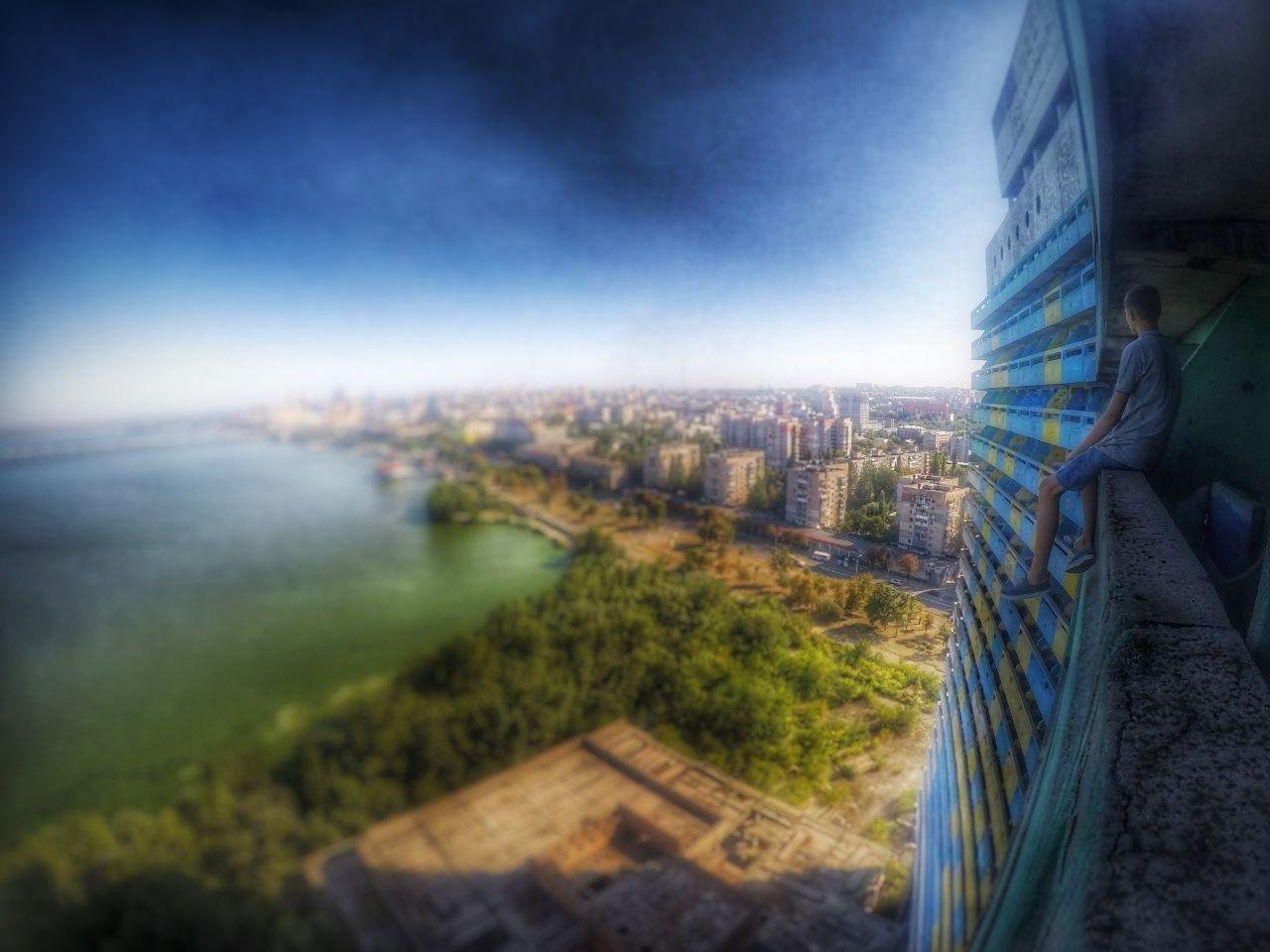 Парень заранее продумывает, какие фото сделает на высоте