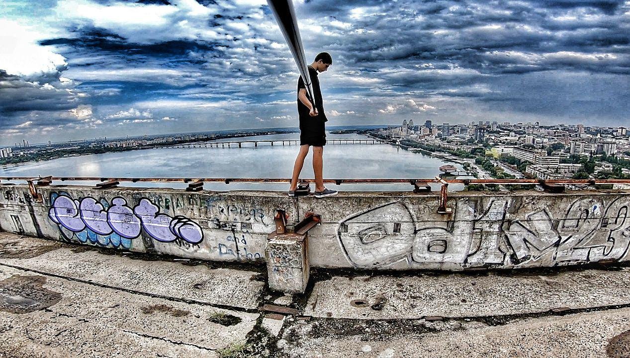 Взбираясь на крышу парень берет с собой только технику и воду