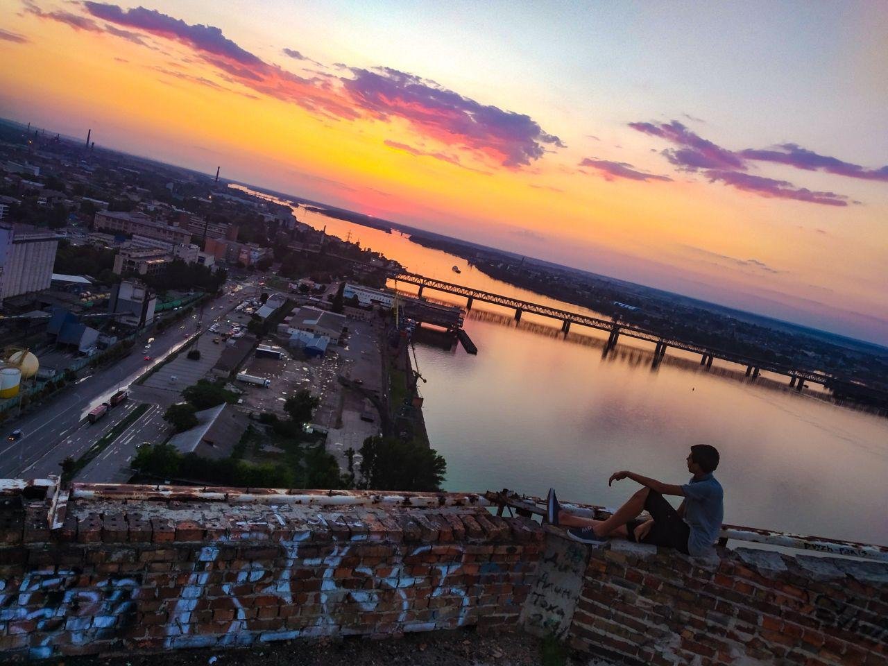 На крыше видны восхитительные закаты