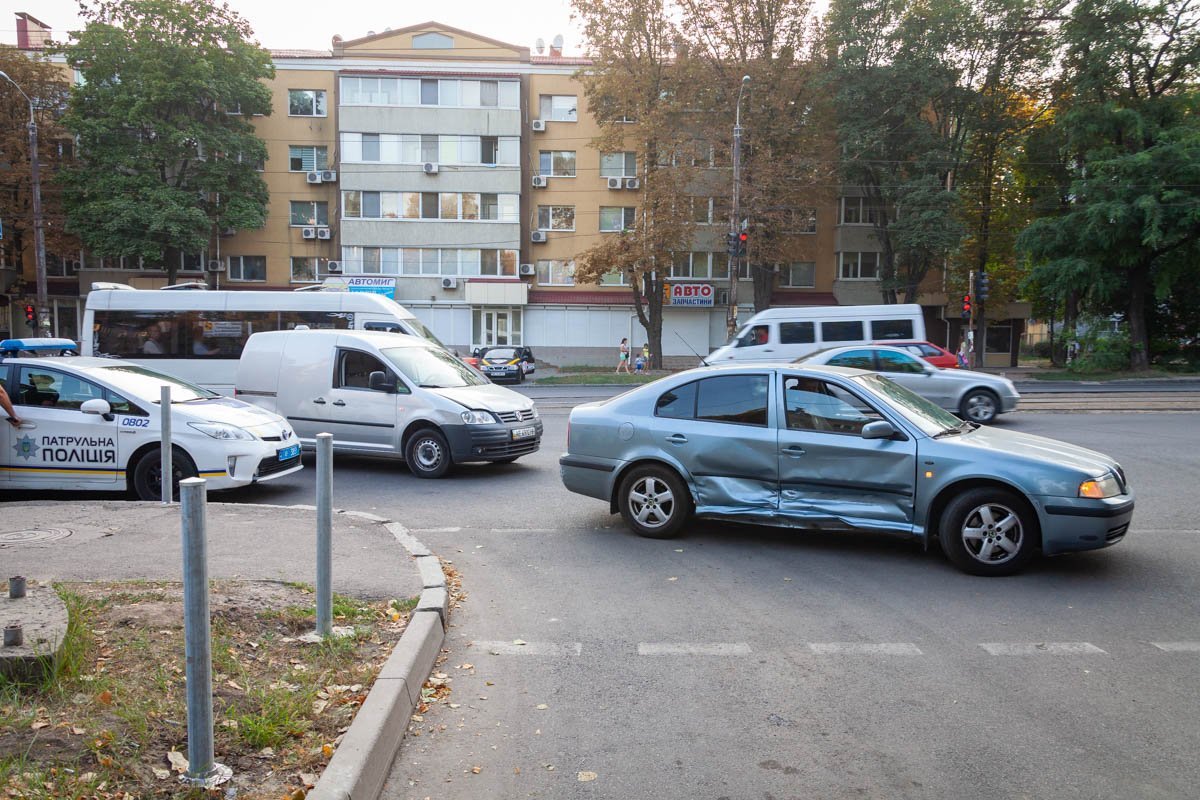 Авария произошла на проспекте Богдана Хмельницкого Авария произошла на проспекте Богдана Хмельницкого