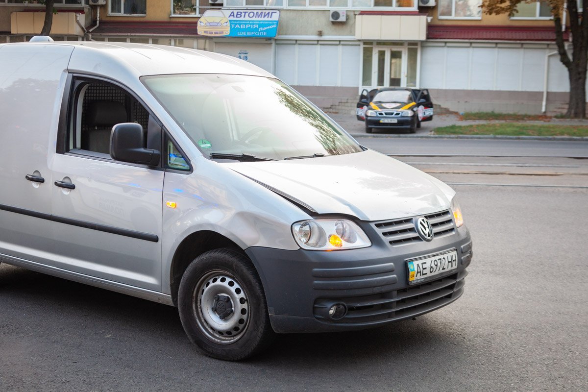 У Volkswagen повреждена передняя часть кузова