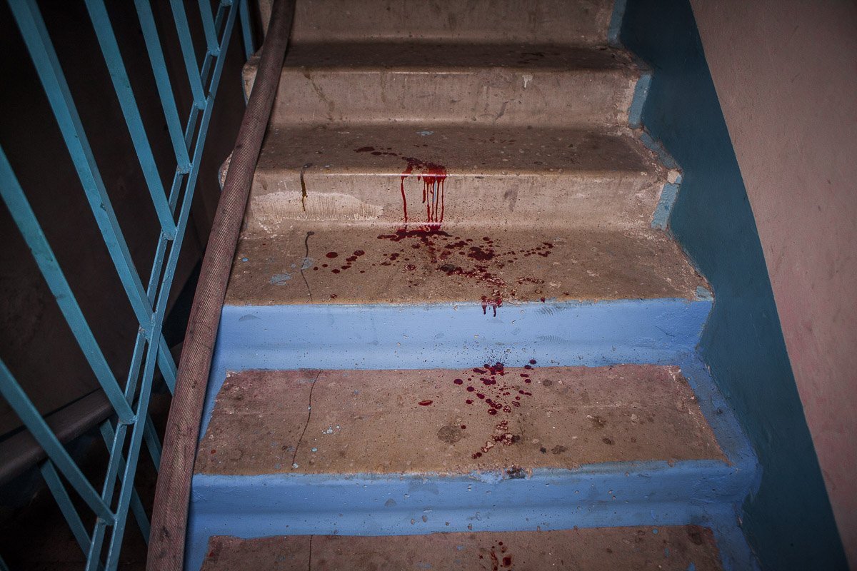 К квартире ведут следы крови