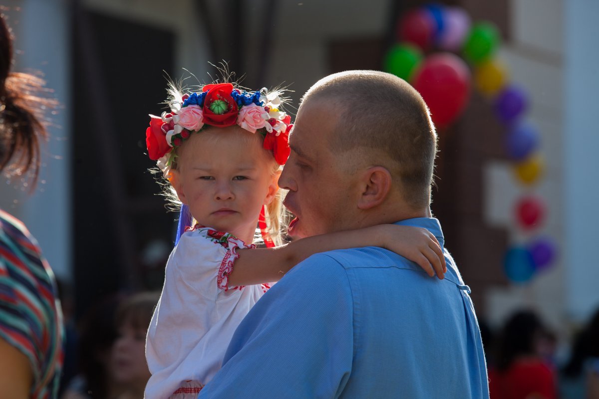 Венок нацепили, вышиванку эту, шарик не дали, никакого праздника Венок нацепили, вышиванку эту, шарик не дали, никакого праздника
