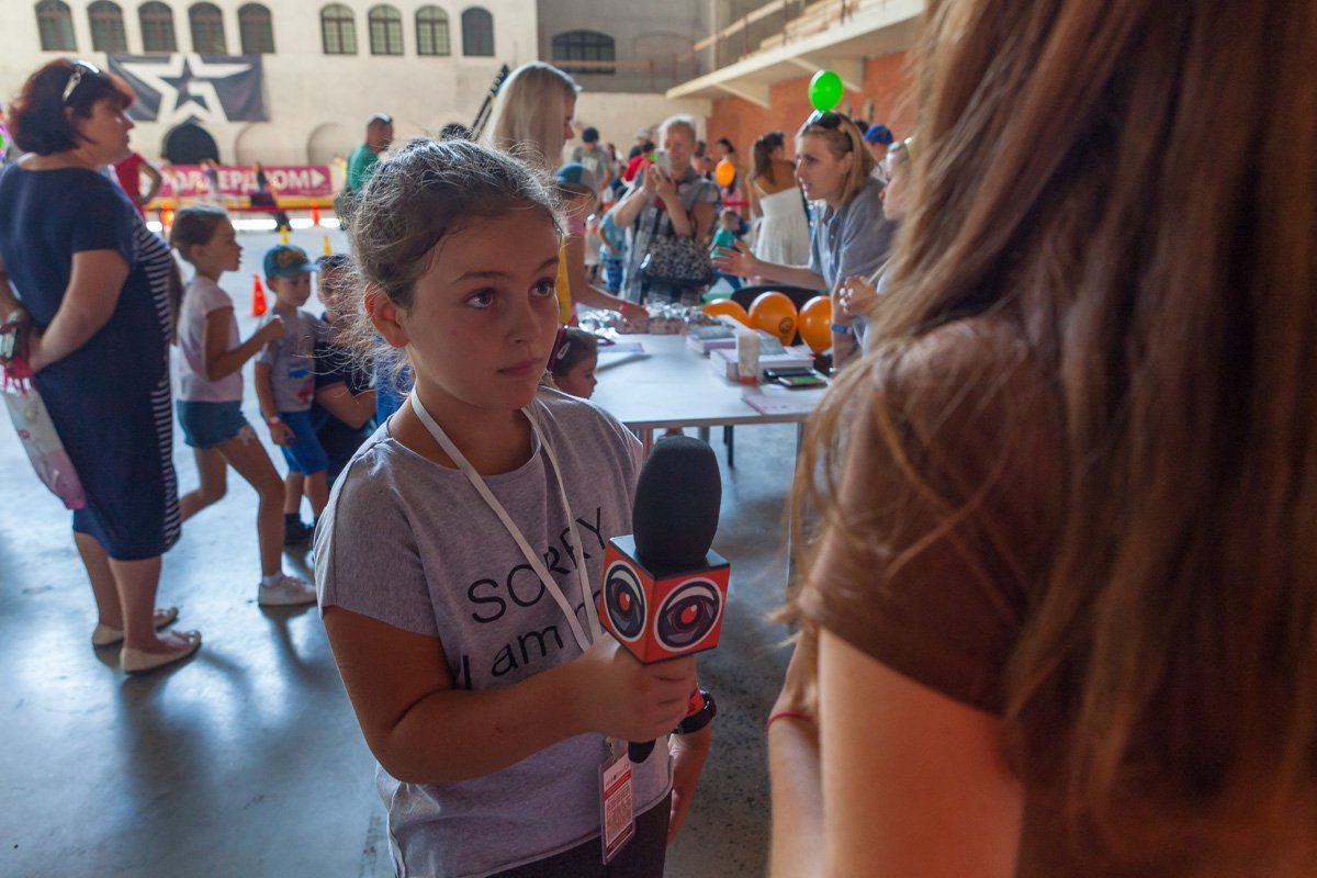Или можно было попробовать себя в роли репортера 