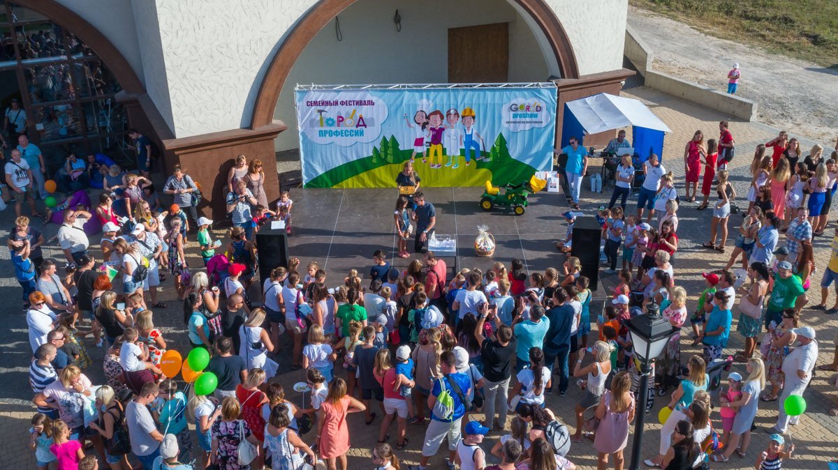 В первый день мероприятия его успели посетить сотни детей и взрослых В первый день мероприятия его успели посетить сотни детей и взрослых