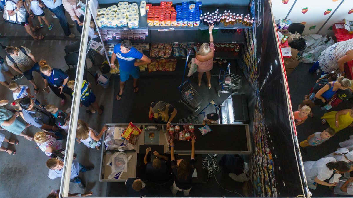 Очередь желающих попробовать себя в роли кассира АТБ не заканчивалась Очередь желающих попробовать себя в роли кассира АТБ не заканчивалась