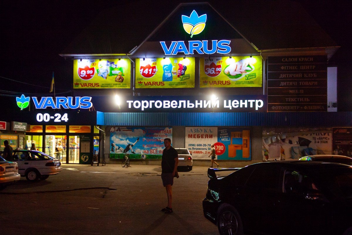 Возле супермаркета вооруженный мужчина угрожал прохожим