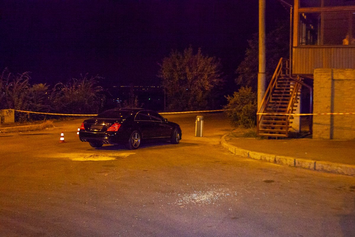 Возле караоке-бара Shpilka неизвестные "расстреляли" автомобиль Mercedes