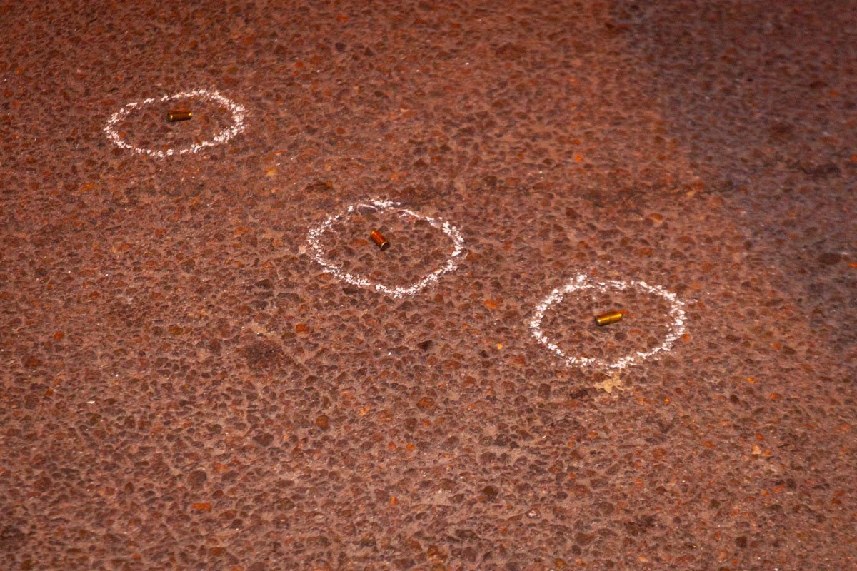 На месте правоохранители обнаружили более 10 гильз