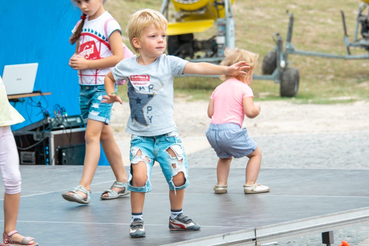 Дети зажигают на сцене Дети зажигают на сцене