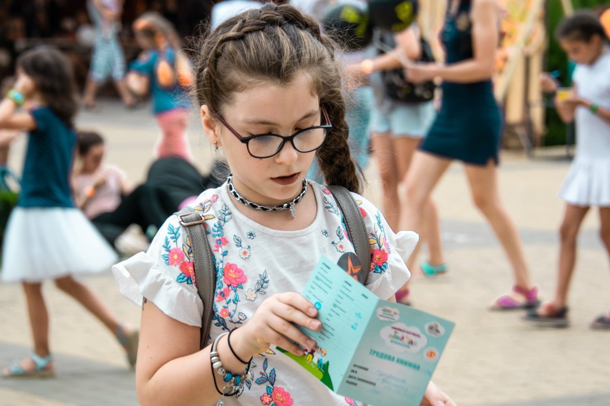 Каждому участнику нужно было собрать как можно большее количество печатей в трудовой книжке Каждому участнику нужно было собрать как можно большее количество печатей в трудовой книжке