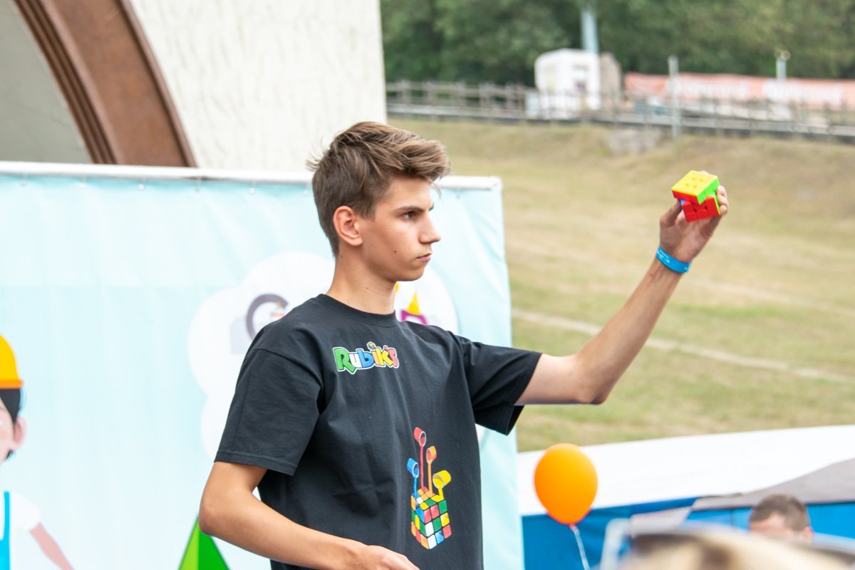 Чемпион Украины по скоростному собиранию кубика Рубика Чемпион Украины по скоростному собиранию кубика Рубика