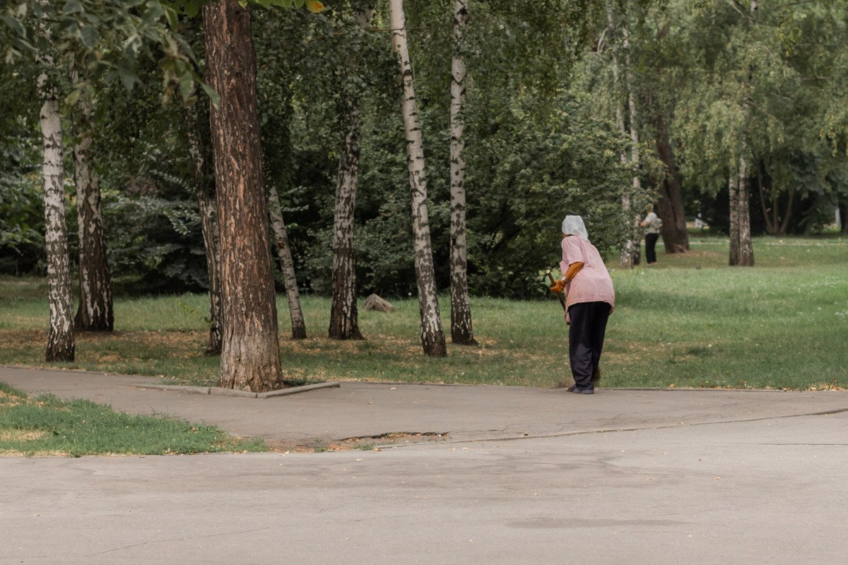 Дворникам только и остается убирать мусор