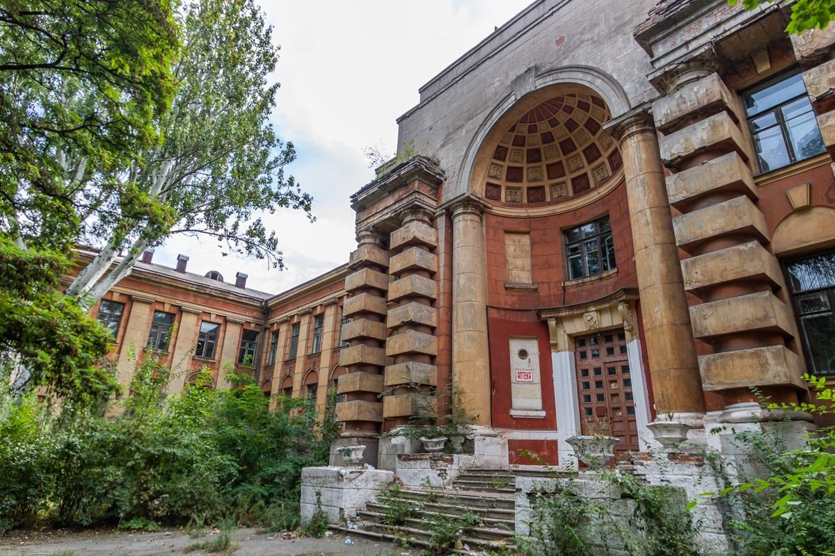 Здание имеет уникальный фасад Здание имеет уникальный фасад