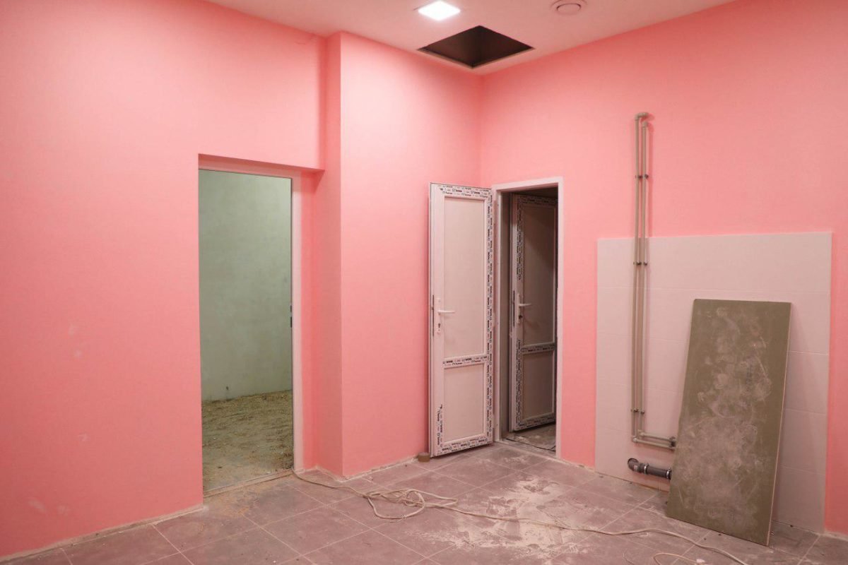 Внутреннюю отделку спортзала уже начали делать