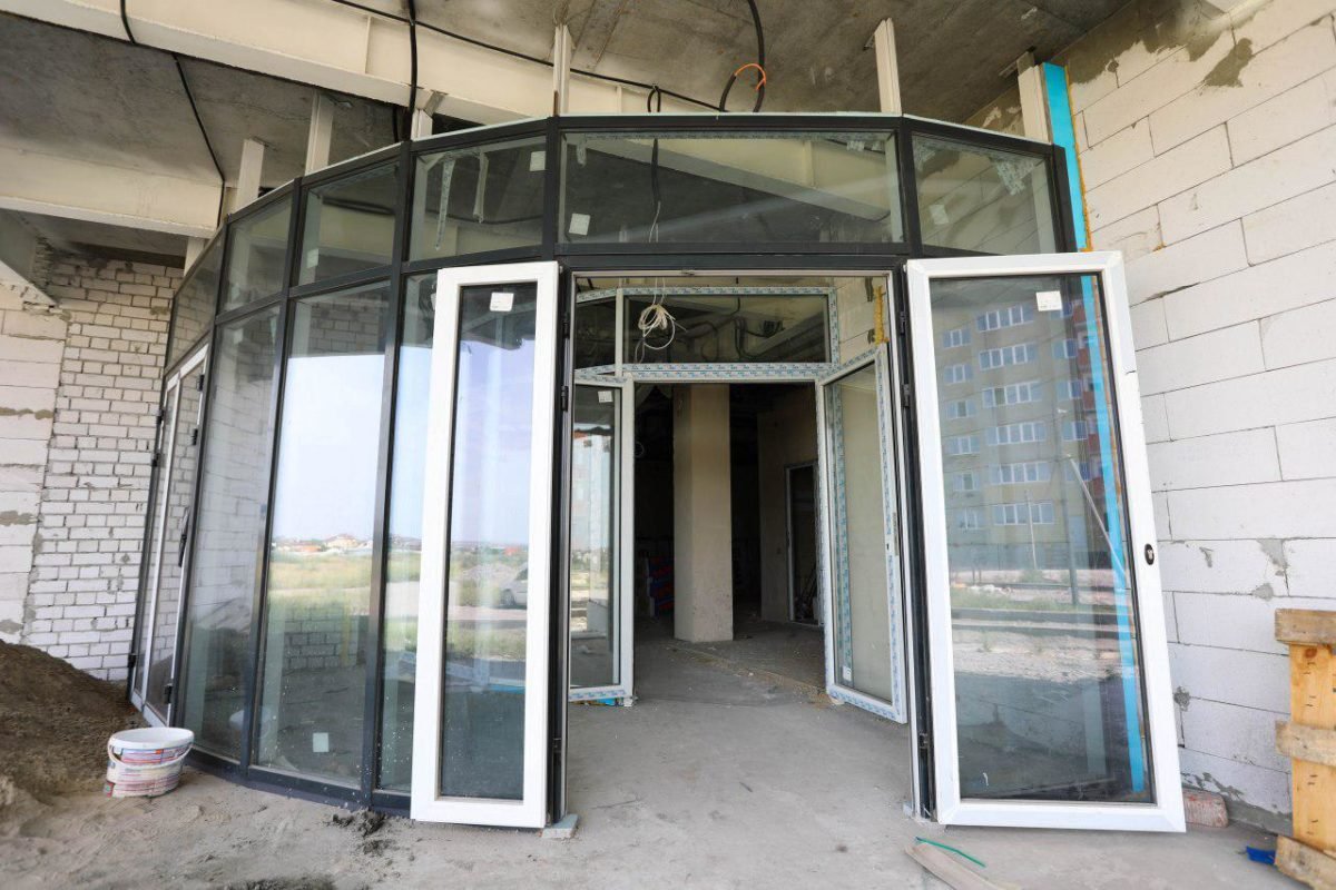 Вход в комплекс тоже почти готов