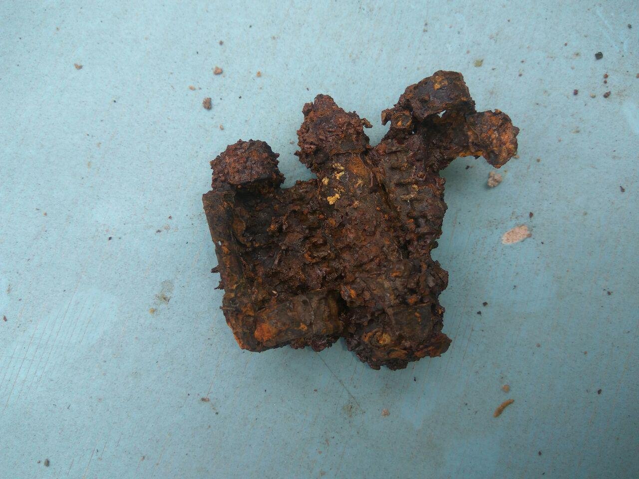 Возле частного дома обнаружили несколько предметов, похожих на боеприпасы времен Второй мировой Возле частного дома обнаружили несколько предметов, похожих на боеприпасы времен Второй мировой