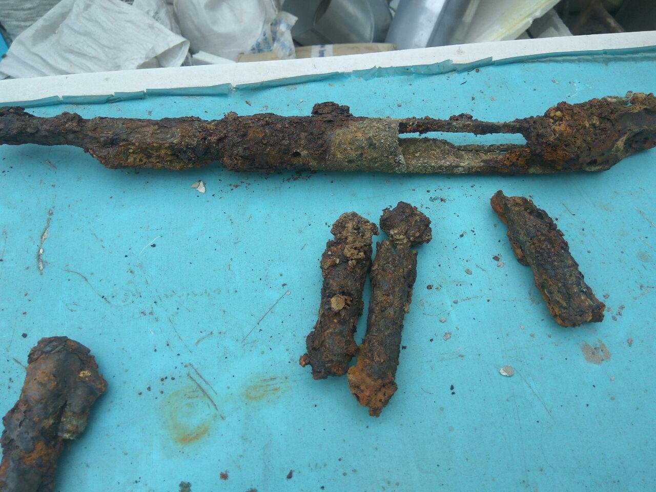 В земле лежала противотанковая мина и три патрона 9мм В земле лежала противотанковая мина и три патрона 9мм