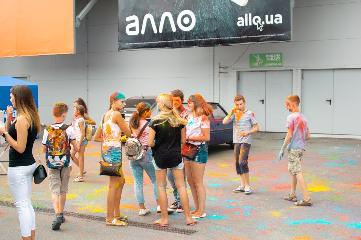 2 сентября возле ТРЦ "Караван" прошел фестиваль красок Kolir Fest