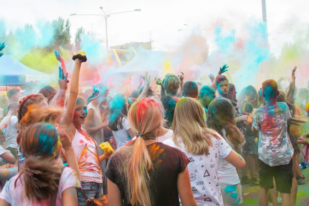 Участники закидывали друг друга красками, не жалея 