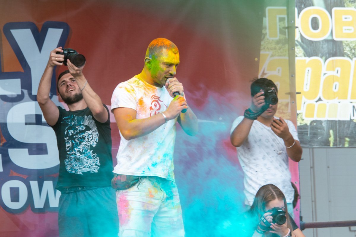 Ведущего также не оставили без внимания