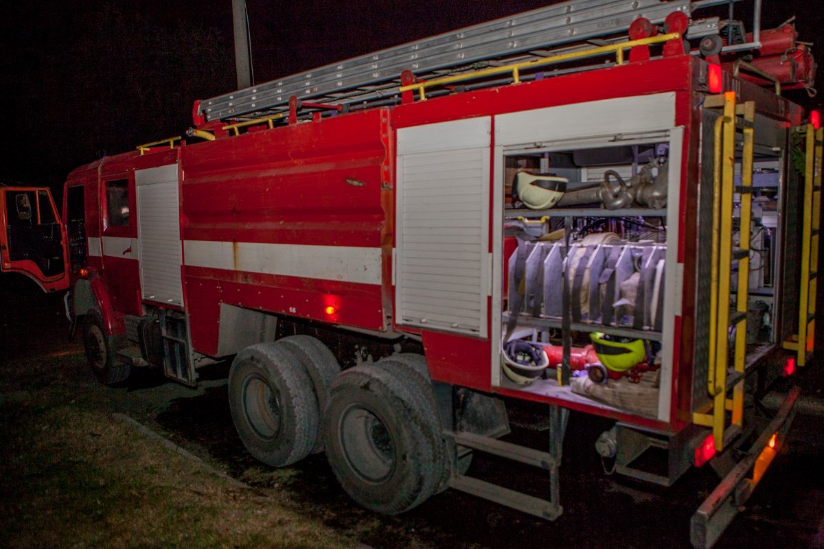 На борьбу с огнем направили три бригады спасателей На борьбу с огнем направили три бригады спасателей
