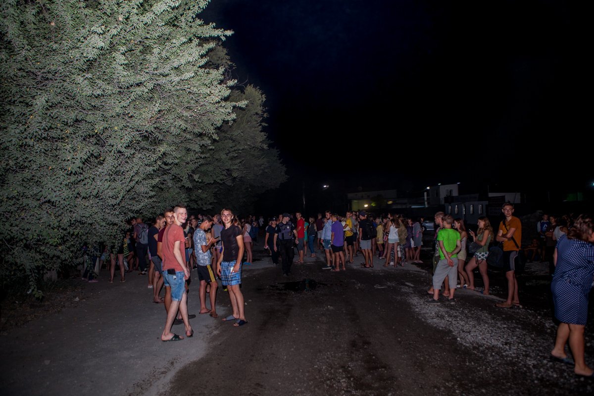 Полицейские эвакуировали студентов Полицейские эвакуировали студентов