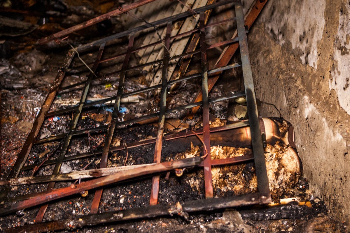 По предварительной информации, пожар начался в подвальном помещении, где загорелся матрас По предварительной информации, пожар начался в подвальном помещении, где загорелся матрас