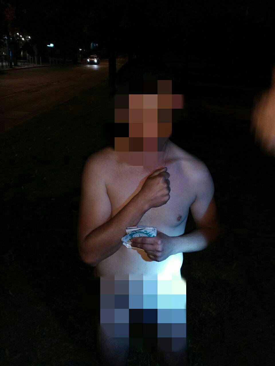 Голый мужчина молился из-за того, что над городом пролетает баллистическая ракета Голый мужчина молился из-за того, что над городом пролетает баллистическая ракета