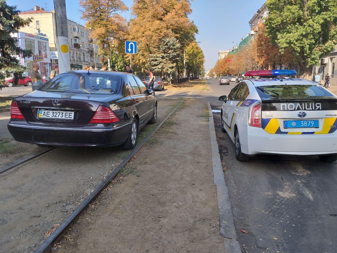 Автомобиль Mercedes припарковался прямо на трамвайных путях