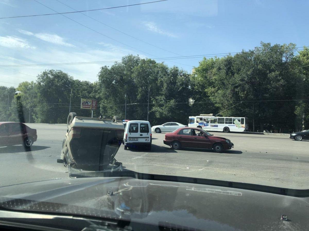 В результате аварии "Славута" перевернулась на крышу