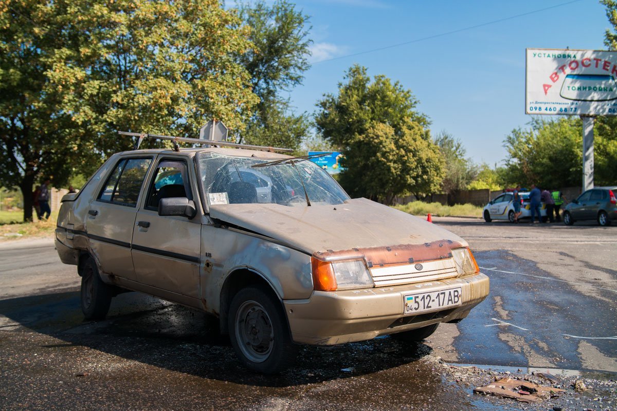 Автомобиль потушили, перевернули и оградили место происшествия