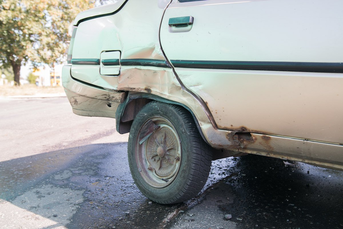 Из машины вытекли взрывоопасные горюче-смазочные материалы, на место вызвали экипаж ГСЧС