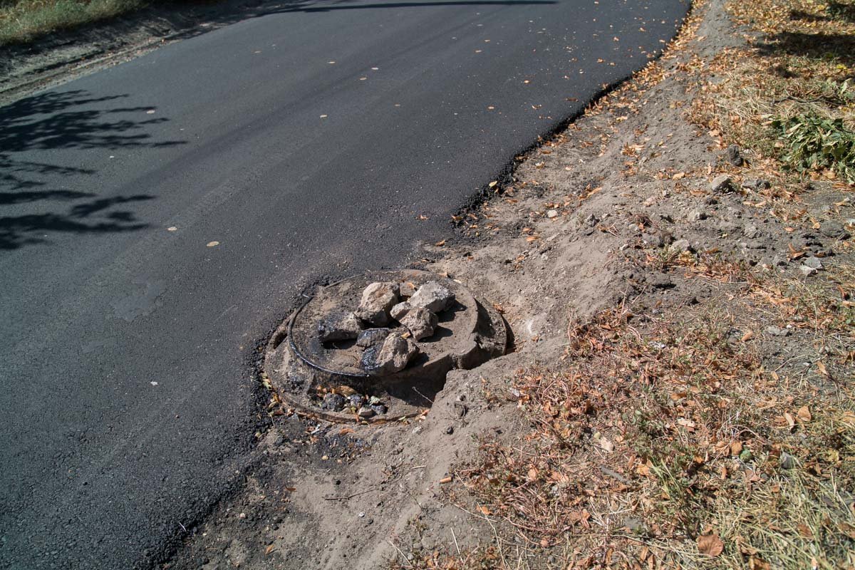 А этот аккуратно заложен камушками А этот аккуратно заложен камушками