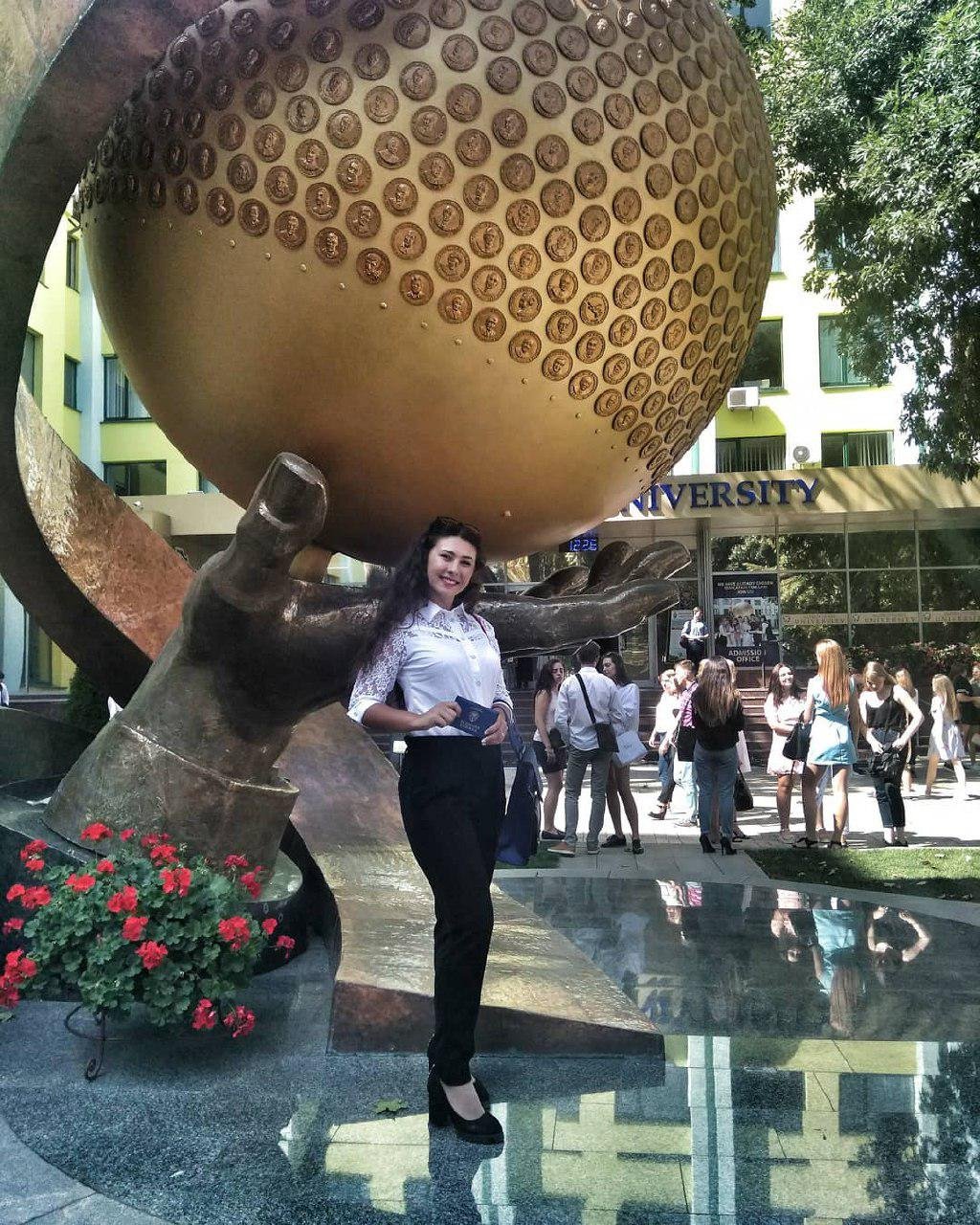 Первокурсники еще не понимают, что их ждет, поэтому так улыбаются