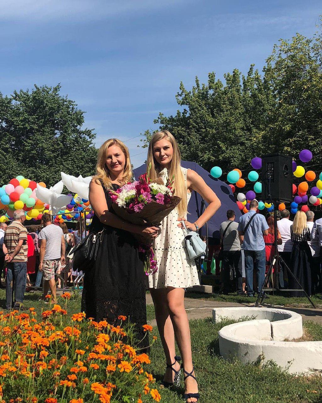 Вот и все закончилось, и шарики в охапку я с цветами...