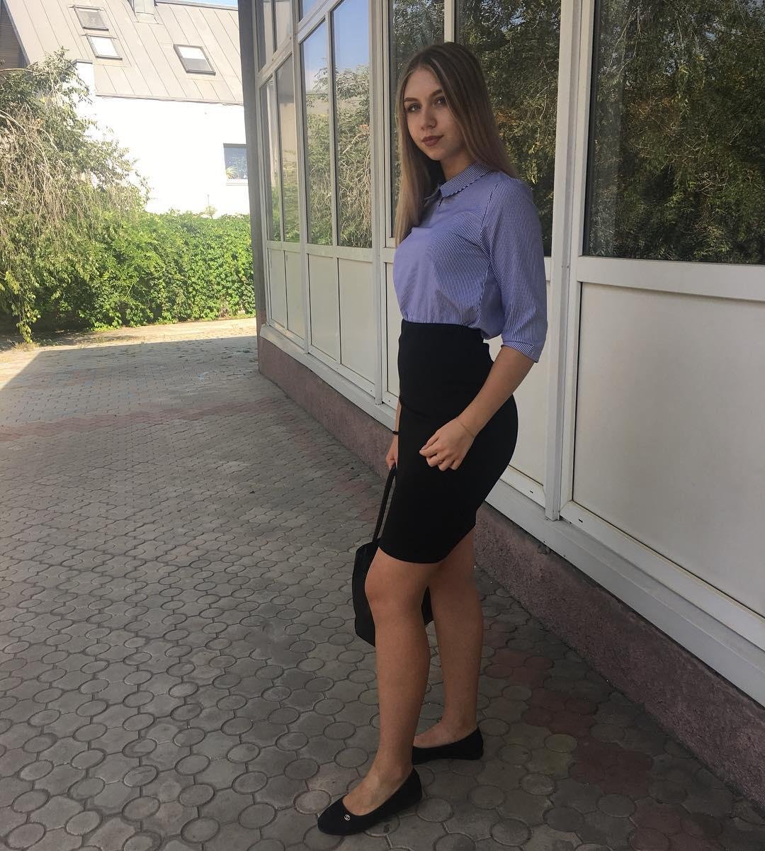 Студенткой хорошо быть лишь потому, что тебе идут строгие юбки