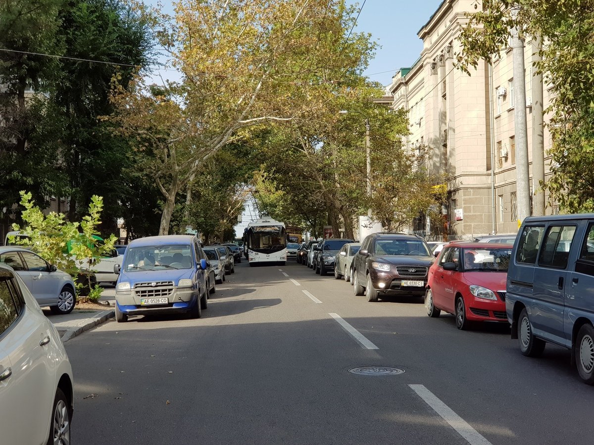 Троллейбусы стоят посреди проезжей части Троллейбусы стоят посреди проезжей части