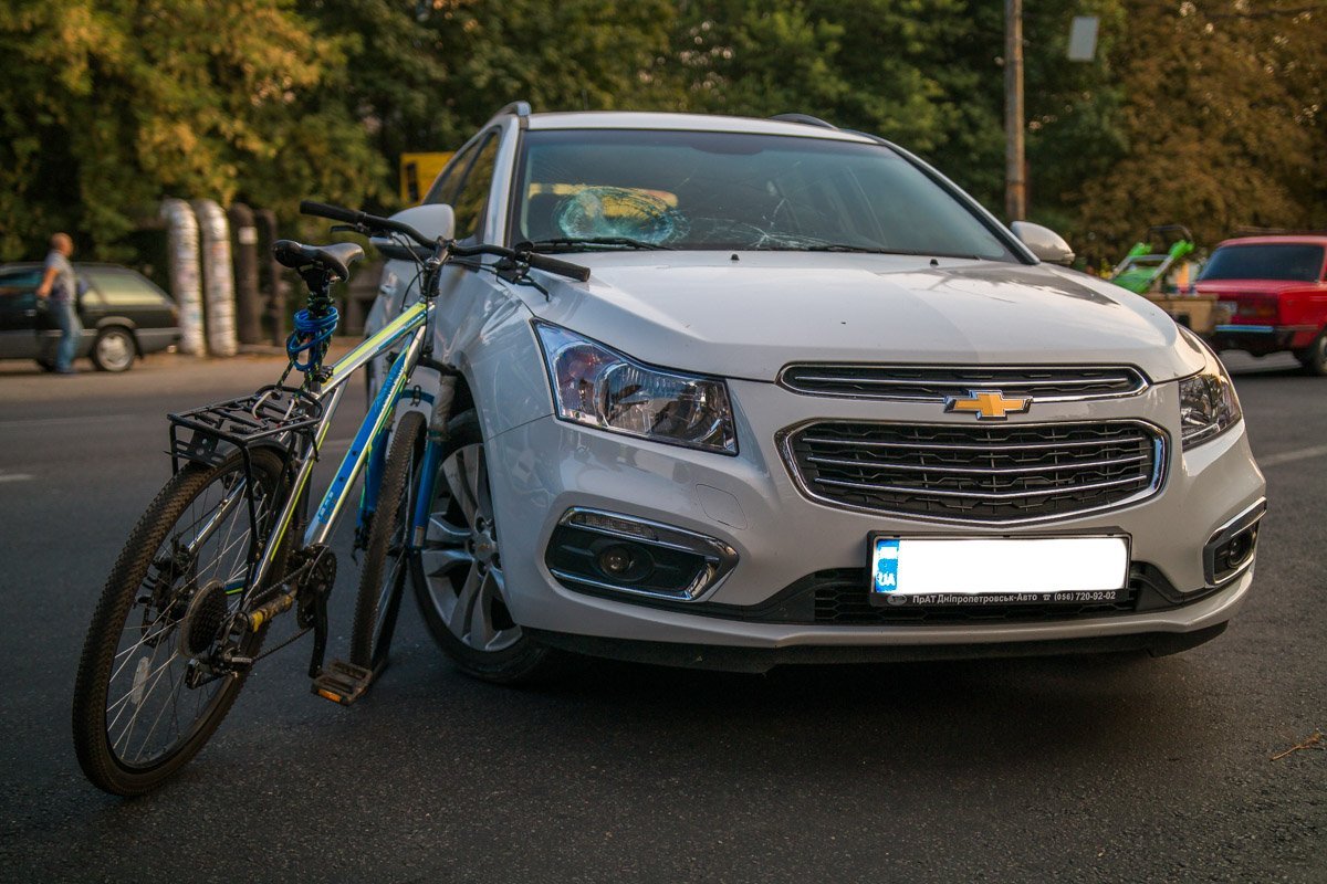 Возле "Эпицентра" Chevrolet столкнулся с велосипедистом Возле "Эпицентра" Chevrolet столкнулся с велосипедистом