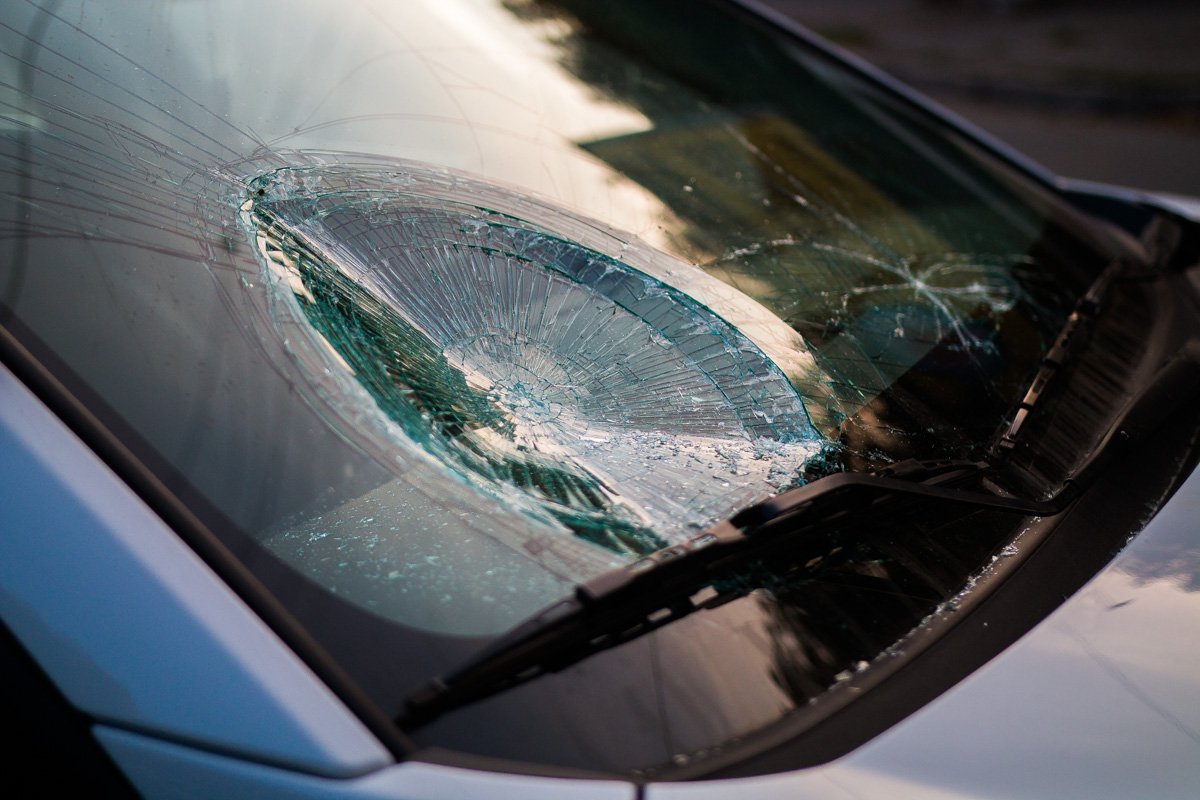 На Chevrolet повреждено лобовое стекло На Chevrolet повреждено лобовое стекло