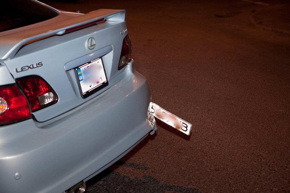 Номер инкассаторской машины остался в Lexus