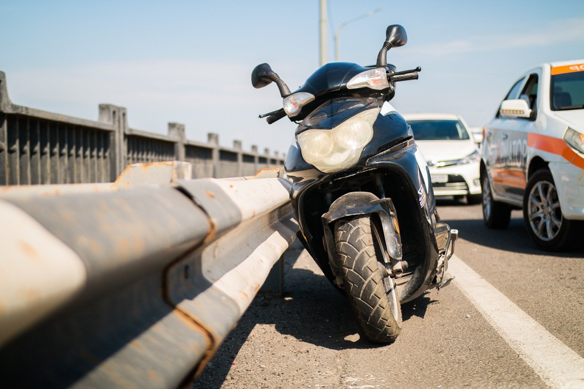 4-го сентября, около 12:00, на Кайдакском мосту в сторону правого берега произошло ДТП с участием Renault и скутера